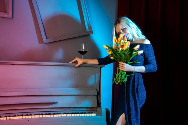 Sexy Beautiful Blonde Woman Lingerie Posing Piano Dark Studio — Stock Photo, Image