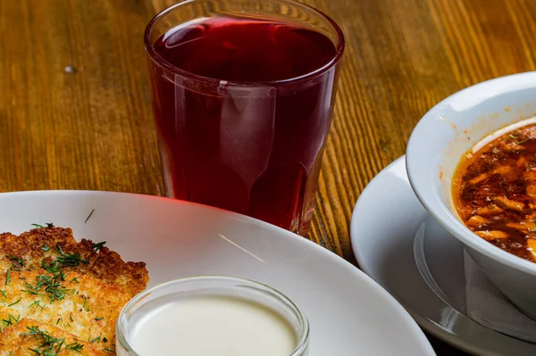 Pedaços Costeleta Schnitzel Torrada Com Ovos Tomate Fresco Uma Tábua — Fotografia de Stock