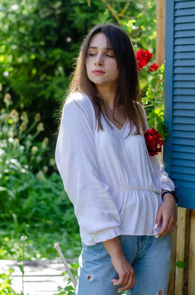 아름다운 소녀가 근처의 정원에서 포즈를 취하는 — 스톡 사진