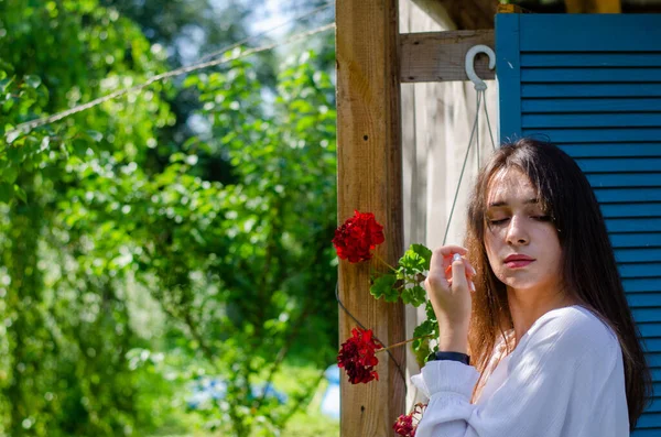 아름다운 소녀가 근처의 정원에서 포즈를 취하는 — 스톡 사진