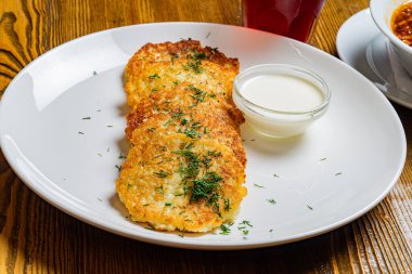 Pirzola parçaları (şnitzel), yumurtalı tost, tahta tahtada taze domates ve koyu arkaplan. Üst görünüm