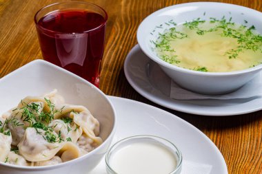 Kahvaltıda komposto, salata, çorba.