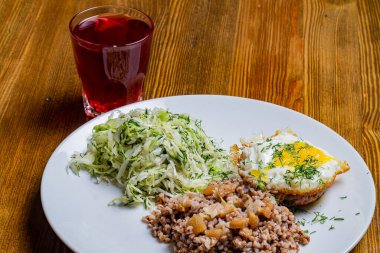 Kahvaltıda komposto, salata, çorba.