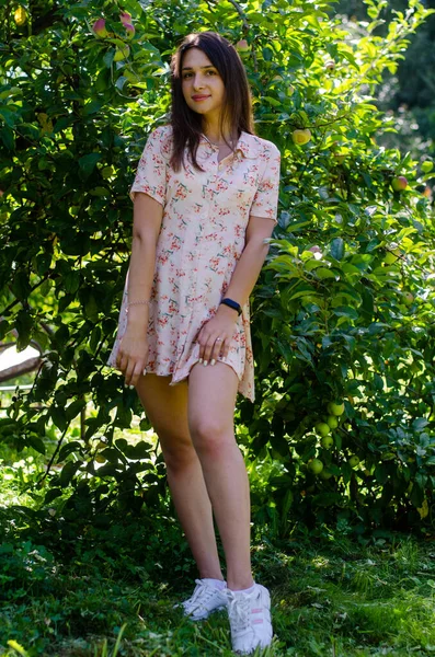 Schöne Junge Mädchen Sommerkleid Posiert Garten Bei Sonnigem Tag — Stockfoto