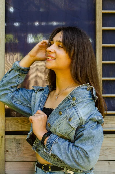 Schöne Junge Mädchen Jeans Kleidung Posiert Auf Ledersofa Der Nähe — Stockfoto