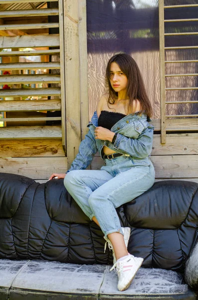 Mooi Jong Meisje Jeans Kleding Poseren Lederen Bank Buurt Van — Stockfoto