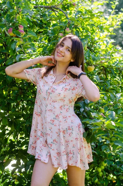 Schöne Junge Mädchen Sommerkleid Posiert Garten Bei Sonnigem Tag — Stockfoto