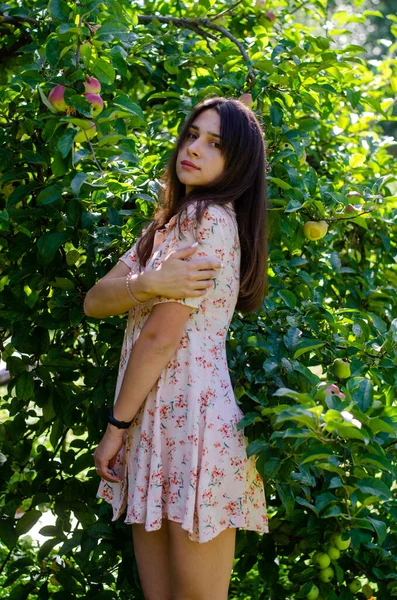 Bela Menina Vestido Verão Posando Jardim Dia Ensolarado — Fotografia de Stock