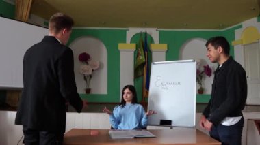 Sınıftaki öğrencilerin görüntüleri. 