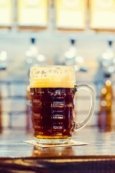 Un vaso de cerveza oscura —  Fotos de Stock