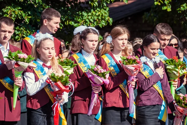 Letzte Glocke lutsk 11. Klasse Gymnasium 14 29.05.2015 sonniger Sommertag — Stockfoto