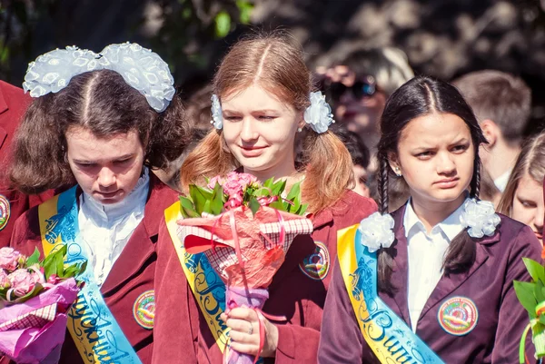 Último sino Lutsk 11o ano do ensino médio 14 29.05.2015 dia ensolarado de verão — Fotografia de Stock