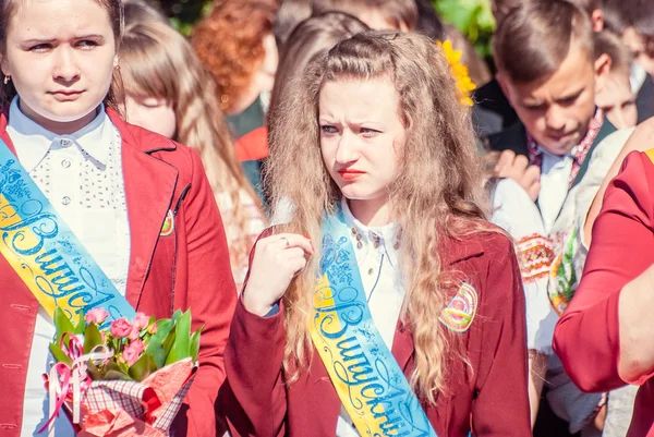 Ostatnio dzwon Lutsk 11 klasy high school 14 29.05.2015 słoneczny letni dzień — Zdjęcie stockowe