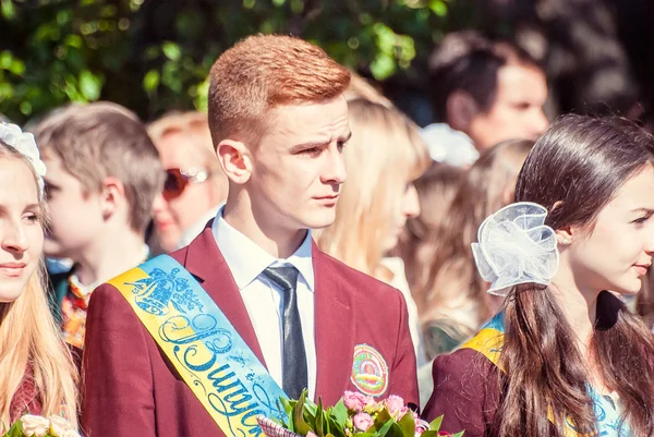 Ostatnio dzwon Lutsk 11 klasy high school 14 29.05.2015 słoneczny letni dzień — Zdjęcie stockowe