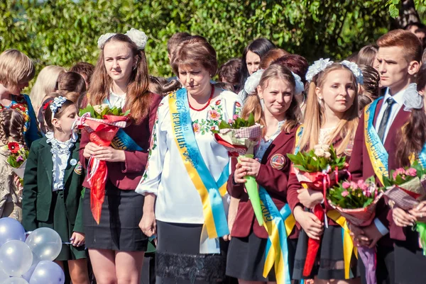 Letzte Glocke lutsk 11. Klasse Gymnasium 14 29.05.2015 sonniger Sommertag — Stockfoto