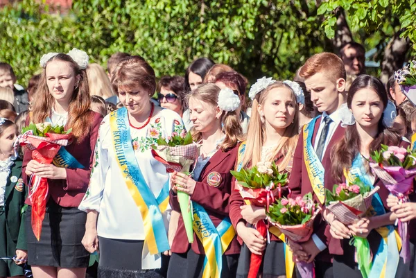 Última campana Lutsk 11º grado secundaria 14 29.05.2015 soleado día de verano — Foto de Stock