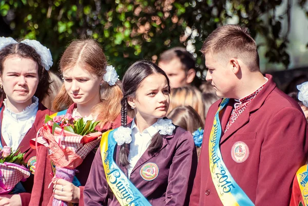 Poslední zvonek Lucku 11. stupeň střední školy 14 29.05.2015 slunečného letního dne — Stock fotografie