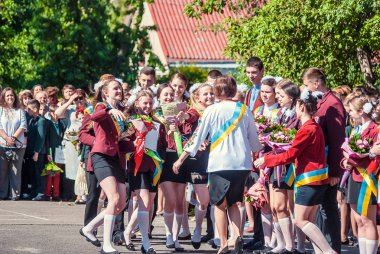 Son Lutsk çan 11 sınıf yüksek okulu 14 29.05.2015 güneşli yaz gün