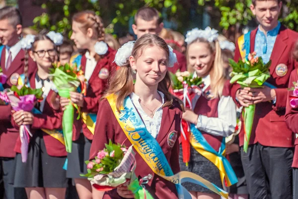 Ostatnio dzwon Lutsk 11 klasy high school 14 29.05.2015 słoneczny letni dzień — Zdjęcie stockowe