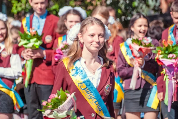 Última campana Lutsk 11º grado secundaria 14 29.05.2015 soleado día de verano — Foto de Stock