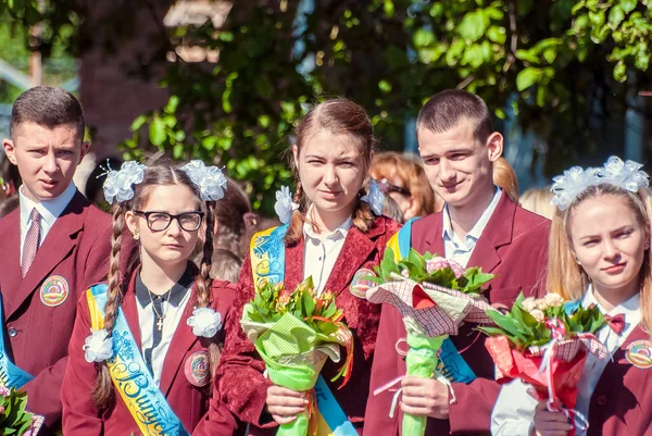 Última campana Lutsk 11º grado secundaria 14 29.05.2015 soleado día de verano — Foto de Stock