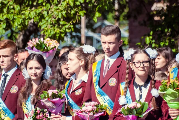 Última campana Lutsk 11º grado secundaria 14 29.05.2015 soleado día de verano — Foto de Stock