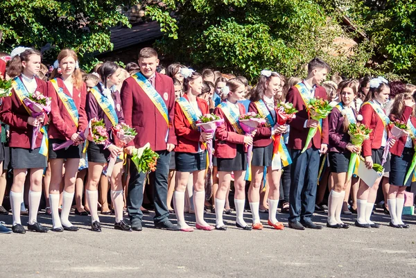 Último sino Lutsk 11o ano do ensino médio 14 29.05.2015 dia ensolarado de verão — Fotografia de Stock