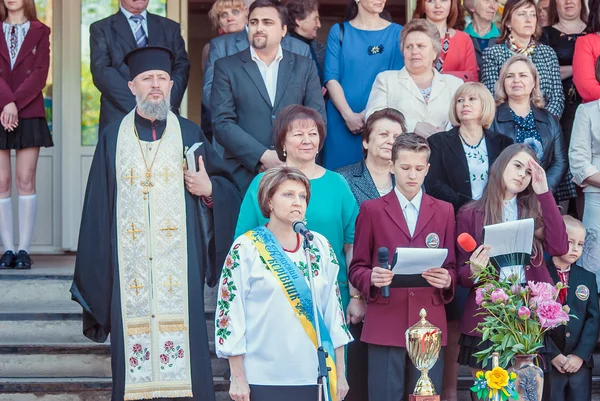 Ostatnio dzwon Lutsk 11 klasy high school 14 29.05.2015 słoneczny letni dzień — Zdjęcie stockowe