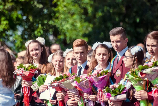 Última campana Lutsk 11º grado secundaria 14 29.05.2015 soleado día de verano — Foto de Stock