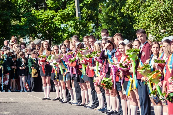 Última campana Lutsk 11º grado secundaria 14 29.05.2015 soleado día de verano — Foto de Stock