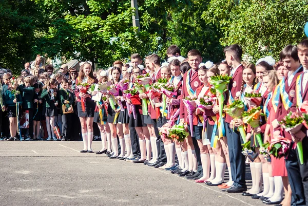 Última campana Lutsk 11º grado secundaria 14 29.05.2015 soleado día de verano — Foto de Stock