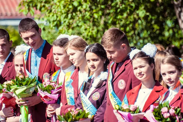 Última campana Lutsk 11º grado secundaria 14 29.05.2015 soleado día de verano — Foto de Stock