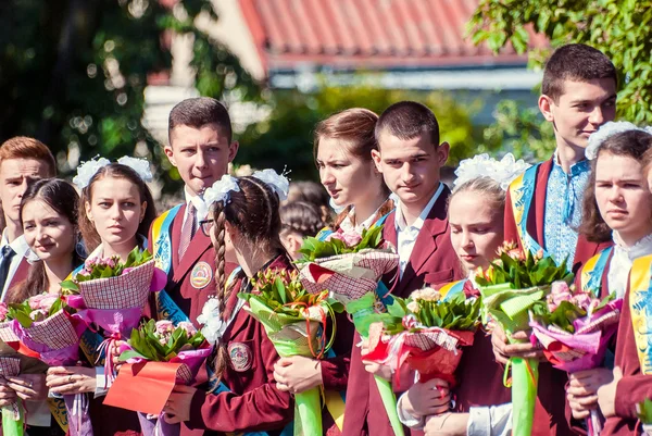Dernière cloche Lutsk Lycée 11e année 14 29.05.2015 ensoleillé journée d'été — Photo