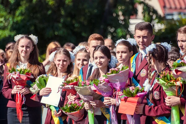 Última campana Lutsk 11º grado secundaria 14 29.05.2015 soleado día de verano — Foto de Stock