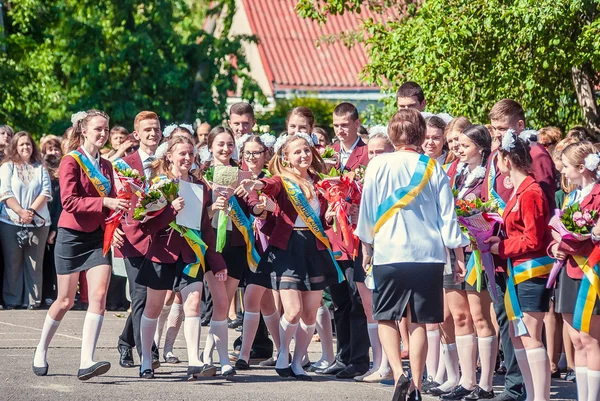 Última campana Lutsk 11º grado secundaria 14 29.05.2015 soleado día de verano — Foto de Stock