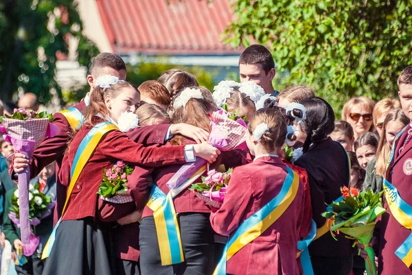 Última campana Lutsk 11º grado secundaria 14 29.05.2015 soleado día de verano — Foto de Stock