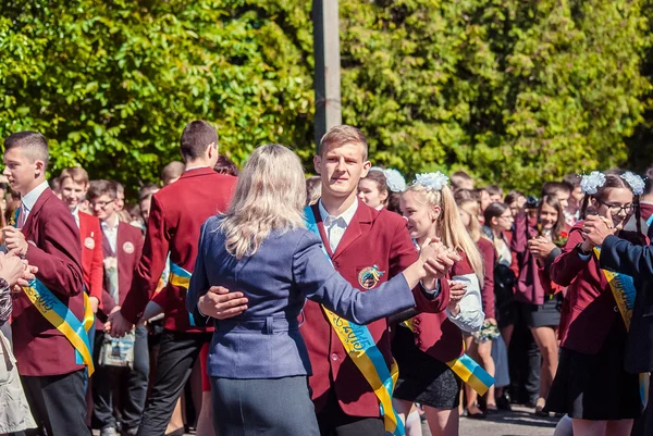 Última campana Lutsk 11º grado secundaria 14 29.05.2015 reportaje día soleado de verano — Foto de Stock