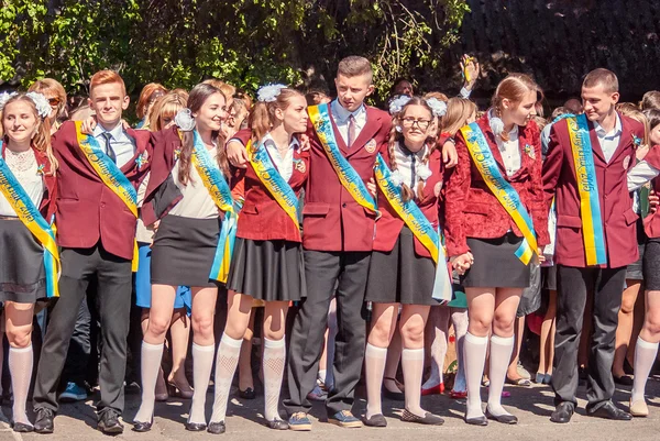 Última campana Lutsk 11º grado secundaria 14 29.05.2015 reportaje día soleado de verano — Foto de Stock