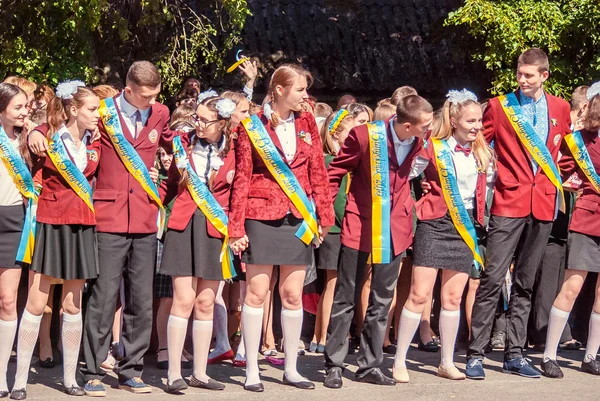 Última campana Lutsk 11º grado secundaria 14 29.05.2015 reportaje día soleado de verano — Foto de Stock