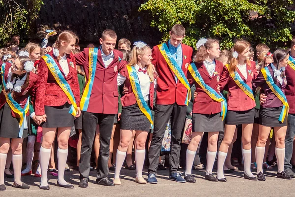 Última campana Lutsk 11º grado secundaria 14 29.05.2015 reportaje día soleado de verano — Foto de Stock