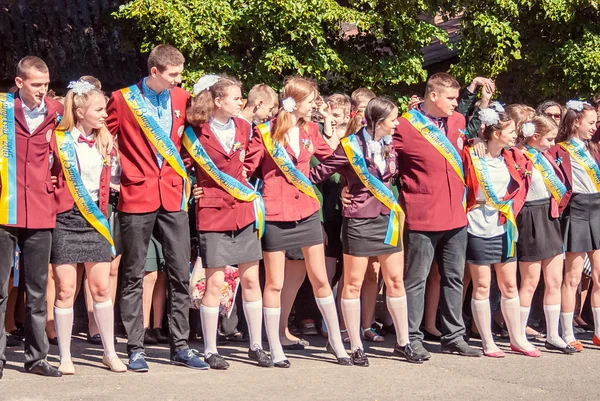 Última campana Lutsk 11º grado secundaria 14 29.05.2015 reportaje día soleado de verano — Foto de Stock