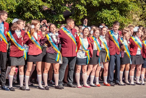 Última campana Lutsk 11º grado secundaria 14 29.05.2015 reportaje día soleado de verano — Foto de Stock