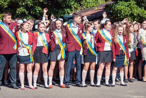 Última campana Lutsk 11º grado secundaria 14 29.05.2015 reportaje día soleado de verano — Foto de Stock