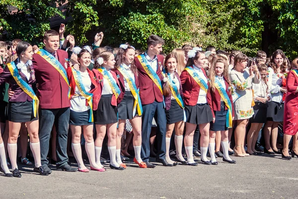 Última campana Lutsk 11º grado secundaria 14 29.05.2015 reportaje día soleado de verano — Foto de Stock