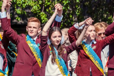 Son Lutsk çan 11 sınıf lise 14 29.05.2015 güneşli yaz gün röportaj