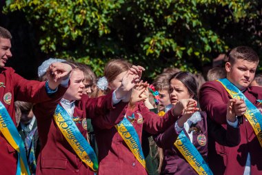 Son Lutsk çan 11 sınıf lise 14 29.05.2015 güneşli yaz gün röportaj