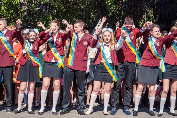 Laatst bell Lutsk 11e klas middelbare school 14 29.05.2015 zonnige zomer dag reportage — Stockfoto