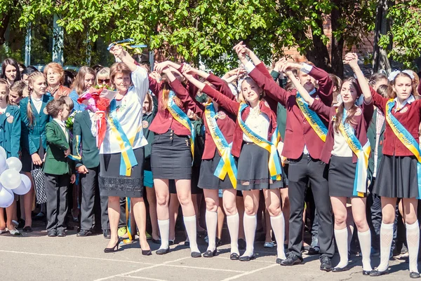 Última campana Lutsk 11º grado secundaria 14 29.05.2015 reportaje día soleado de verano — Foto de Stock