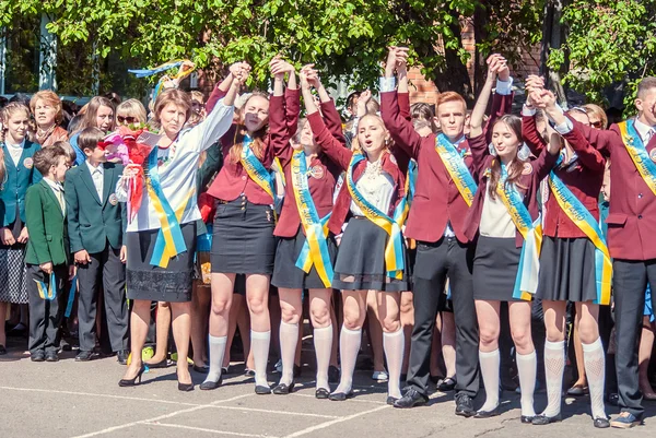 Laatst bell Lutsk 11e klas middelbare school 14 29.05.2015 zonnige zomer dag reportage — Stockfoto