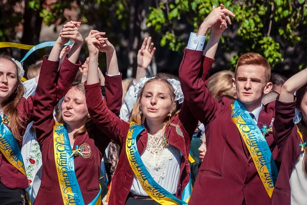 最后一个钟 lutsk 11年级的高中 14 29.05.2015 阳光明媚的夏日报道 — 图库照片